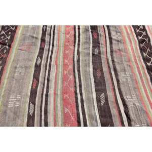 Alfombra Kilim turca vintage de 5,6x8,8 pies, lana de retazos marrón y rojo con respaldo de látex para entrada o dormitorio - Product Image 5