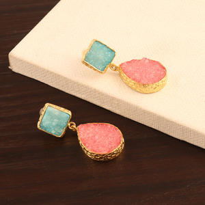 Pendientes de doble piedra para mujer, zarcillos elegantes con piedra de azúcar auténtico, con cierre de tuerca, con textura de cocodrilo chapada en oro - Product Image 4