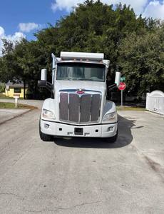 Camion Ribaltabile PETERBILT 567 del 2022 Usato in Buone Condizioni, 6 Cilindri (510 CV), 3 Assi (PACCAR MX-13), 6x4, Alimentazione Diesel, Trasmissione AMT, Guida a Sinistra - Product Image 2