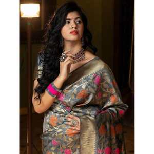 Delicioso Sari Festivo de Seda Banarasi con Tejido Floral Gris y Blusa para Vestir de Noche - Product Image 4