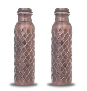 2025 Artículos más vendidos 330 Botella de cobre en relieve para hormigas GM 1 LTR, la botella de cobre perforada para hormigas es una mezcla única de tradición - Product Image 1