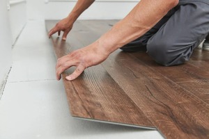 Suelo SPC de grano de madera de lujo 4mm-8mm PVC Click Lock IXPE 5mm-7mm LVP Decking Vinilo Tablón Decking - Product Image 4
