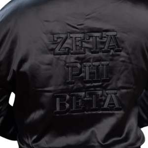 Blouson aviateur en satin noir avec lettres grecques en relief Vêtements d'extérieur de sororité unisexe pour la mode grecque élégante et décontractée - Product Image 4