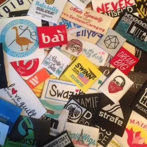 Étiquette de taille de vêtements avec logo personnalisé d'usine de qualité supérieure Étiquettes de vêtement avec étiquette tissée pour vêtements de toutes les marques - Product Image 1