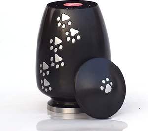 Urnes de crémation pour animaux de compagnie avec empreinte de patte pour chiens et chats Urne à mémoire en aluminium sculptée à la main | Un lieu de repos aimant - Product Image 3