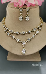 Collar CZ Ad Mehandi con Perlas de Imitación, Circonita, Diseño Floral Moderno, Cadena de Eslabones, Corte Esmeralda Natural para Bodas, Hecho de Latón - Product Image 2