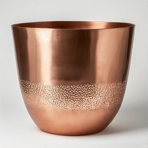 Elegante maceta plateada Ridge con patrón de martilleo vertical hecha para salones acogedores o vibraciones de balcón elevadas - Product Image 3