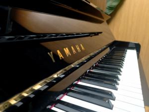 Piano Vertical Clásico Yamaha U1E, Importado de Japón, Artesanía Superior, Alta Calidad, Acabado Negro, Rendimiento Fluido - Product Image 2