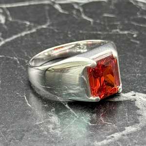 Anillo de Granate Moderno para Hombre, Corte Cuadrado, Zirconia Roja, Plata de Ley, Anillo de Sello, Regalo Elegante para Él - Product Image 3