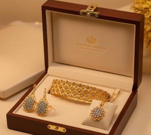 Hermoso Juego de Joyería Paquistaní con Incrustaciones de Oro en Caja de Madera de Lujo, Incluye Brazalete de Filigrana, Colgante para Uso Diario - Product Image 3