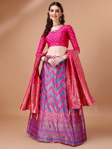 Tissu de brocart de haute qualité Lehenga Choli avec un travail de broderie Dupatta en soie pure léger idéal pour une utilisation de mariage ou de fête - Product Image 2