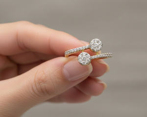 Bague de fiançailles de luxe en or avec double grappe de diamants, style crossover à deux pierres pour femme - Product Image 4