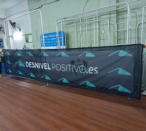 Striscione in Rete di Tessuto Impermeabile Personalizzato per Recinzioni, <span class=keywords><strong>Banner</strong></span> in Poliestere per Esterni con Stampa a Colori CMYK - Product Image 1