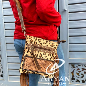 Nouvel arrivage de sacs à main à franges en cuir et fourrure d'animaux de style occidental Sac à bandoulière imprimé léopard Sacs de sculpture usinés à la main Vêtements de fête pour femmes - Product Image 1