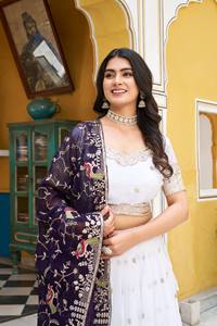 Conjunto de Lehenga Choli Elegante para Boda Unity Luxure, Blanco Bordado con Dupatta en Contraste, Mezcla Premium de Georgette y Seda - Product Image 5