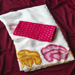 Sari VASTRA COTTAGE, Puro y Suave, Pintado a Mano, con Paneles de Contraste, Trabajo de Zari en Ambos Lados y Blusa de Brocado en Contraste - Product Image 4