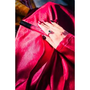 Vestido Largo Rojo de Satén con Corte en A para Niñas, Diseño de Cintura Natural - Product Image 5