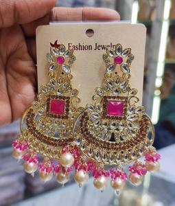 ต่างหูแบบอินเดียโบราณทันสมัย ชุบทอง ประดับเพชรซิร์คอน พร้อมดอกไม้ประดับมุกเทียม สำหรับผู้หญิงและเด็กผู้หญิงในงานแต่งงาน - Product Image 1