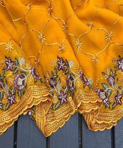 Magnifique saree Banarasi avec broderie de diamants et détails de perles pour mariage et réception - Product Image 4