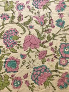 ผ้าฝ้ายพิมพ์ลายด้วยมือ ลายดอกไม้สีพาสเทลชมพูและเขียวอมฟ้า บนพื้นผ้าธรรมชาติ - Product Image 2