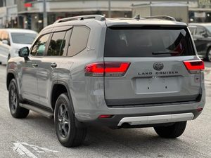 รถยนต์ SUV หรูหรา ZX 300 ซีรีส์ ปี 2022 2023 มือสอง สภาพดี พร้อมขาย เกียร์อัตโนมัติ ยาง R20 - Product Image 2