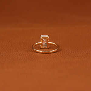 Anillo de Compromiso Solitario con Diamante Cultivado en Laboratorio, Corte Radiante, Engaste de Bisel, Chapado en Oro de 14K, 2.0-2.5 Quilates, Estilo Moderno, Certificado IGI - Product Image 5