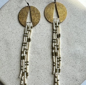 Hermosos Pendientes Largos Boho Hechos a Mano con Cuentas y Latón, Pendientes Boho Minimalistas con Cuentas - Product Image 1