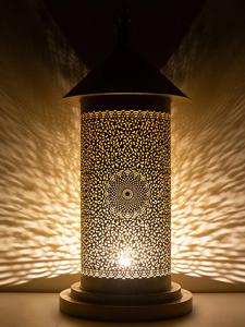 Elegante Lámpara de Ramadán de Metal con Intrincados Recortes, Brillo Cálido Ambiental, Decoración Festiva para el Hogar, Adorno de Mesa o Regalo Colgante - Product Image 3