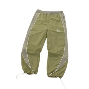Ensemble de survêtements pour hommes, coupe-vent en nylon léger imperméable personnalisé pour l'automne et pantalon de jogging à cordon de serrage avec coutures - Product Image 3