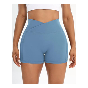 Pantalones cortos de compresión de yoga ligeros para mujer de calidad superior ajustados con bolsillos laterales Top y pantalones cortos de patrón sólido - Product Image 4