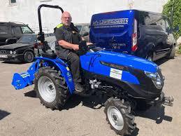 Tractor de orugas diésel azul industrial 4x4 con transmisión por engranajes, cortacésped utilitario con bomba OEM para paisajismo agrícola - Product Image 3