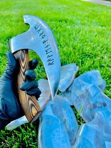 Vente en gros personnalisé nouveauté coupe-hache à pizza à la main forgé à la main lame en acier à haute teneur en carbone avec gaine en cuir pur gravure - Product Image 3