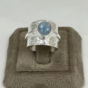Anillo de plata esterlina hecho a mano con piedra lunar de arco iris ovalada | Anillo de declaración bohemio de plata 925 - Product Image 1
