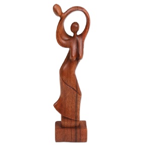 Sculpture en bois artisanale de couple dansant romantique, en bois de suar, élégante décoration d'intérieur. - Product Image 1