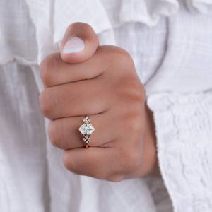 Bague de mariage en diamant de laboratoire 1ct Hexagone et rond Brilliant Cut Prong Set Romantic 14k Yellow Gold Pave Wedding Ring - Product Image 4