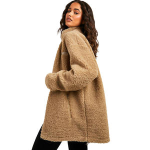 เสื้อฮู้ดมีซิปสำหรับผู้หญิงขนเฟอร์เทียมสีน้ำตาลคอลเลอร์ปาขนเฮฟวี่เวทมีโลโก้ยางแบบกำหนดเองที่ด้านหน้า - Product Image 3