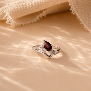 Bague ajustable plaquée or avec grenat serti griffes, style mode - Product Image 3