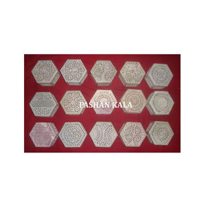 Caja de Regalo Hexagonal de Piedra de Jabón con Diferentes Tallados para Joyería - Product Image 1
