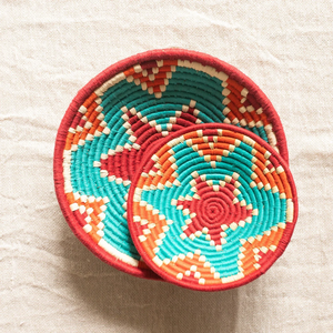 Plaque murale en herbe moonj tissée à la main en rose vif avec une toile décorative et un motif en spirale. Disponible aux prix de gros. - Product Image 6