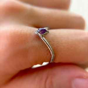 Anillo de Plata con Amatista en Bruto, Hecho a Mano, Banda en Forma de V, Talla Estadounidense 8, Joyería con Piedras Preciosas de Cristal, Anillo Ajustable - Product Image 2
