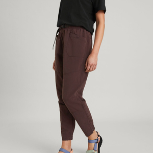 Pantalon pour femme au profil lisse, conçu pour la mobilité quotidienne, avec un design raffiné et une présence moderne et légère. - Product Image 4