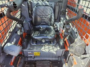 Chargeuse-pelleteuse Kubota SSV65 fiable, compacte, à roues, avec conception à levage vertical, dotée de composants essentiels : moteur, pompe haute performance - Product Image 5