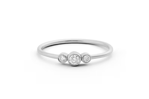 Anillo de diamantes cultivados en laboratorio de tendencia, anillo de compromiso de tres piedras, banda de boda minimalista de oro de 14K para mujeres, fabricación en India - Product Image 3