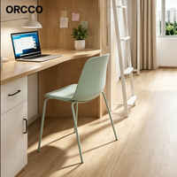 Chaise d'étude empilable durable EN1335 en plastique PP avec base en acier pour étudiants, idéale pour les dortoirs universitaires et les chambres de collège