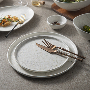 Assiettes plates rondes japonaises Yayu, nouveau logo personnalisé, noir mat, avec pois, pour restaurant, en céramique blanche - Product Image 2
