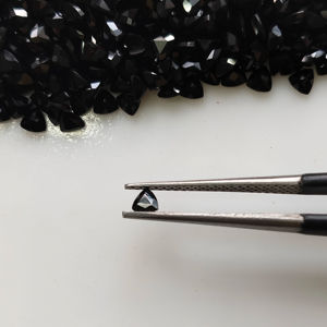 Spinelle noir naturel 3MM coupe trillion, pierre précieuse en vrac de la meilleure qualité pour la fabrication de bijoux - Product Image 3