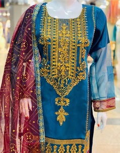 Robe de Mariage Traditionnelle Pakistanaise et Tenue en Chiffon à 3 Pièces Fortement Brodée 2025 Magnifique Travail de Séquence et de Miroir - Product Image 2