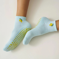 Chaussettes de Pilates pour femmes à motif jacquard de fruits mignons, avec revers décoratifs, mini chaussettes à grip respirantes et durables pour studios de Reformer