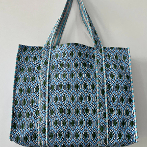Sac fourre-tout bohème en coton matelassé, imprimé à la main, réversible, grand, bleu floral, écologique, fermeture ouverte, sac de shopping fait à la main - Product Image 1