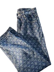 Mejora tu guardarropa con diseños personalizados y acabados de tela de alta calidad para tus pantalones vaqueros con estampado único. - Product Image 3